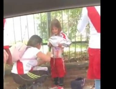 Γυναίκα οπαδός της Ρίβερ «ζώνει» με φωτοβολίδες κοριτσάκι! (βίντεο)